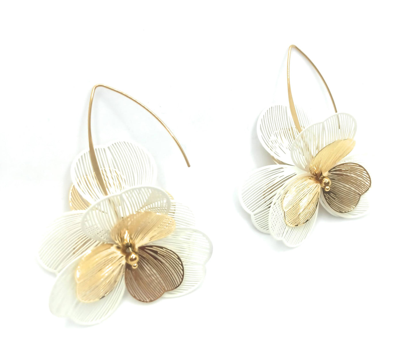 Pendientes largos dorados de acero inoxidable con flor y hojas blancas, estilo luminoso y sofisticado