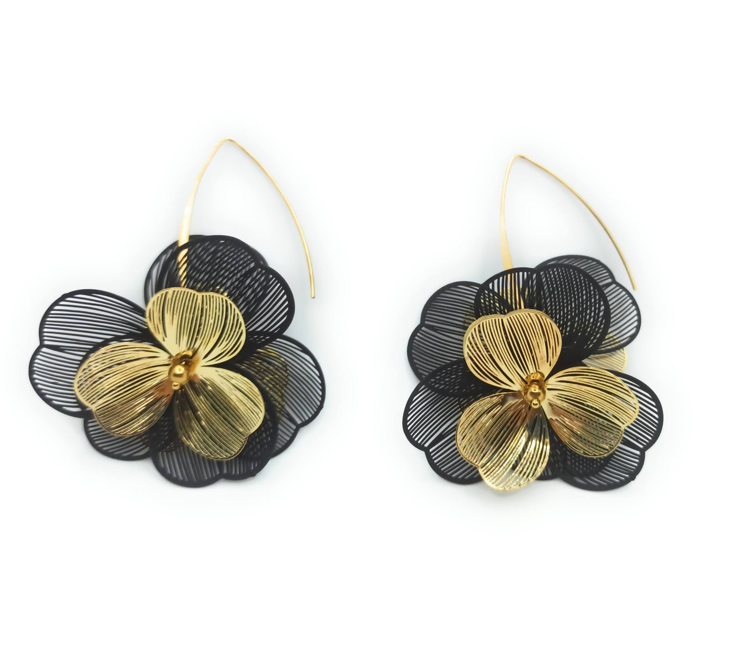 Pendientes largos dorados de acero inoxidable con flor y hojas negras, diseño moderno y elegante