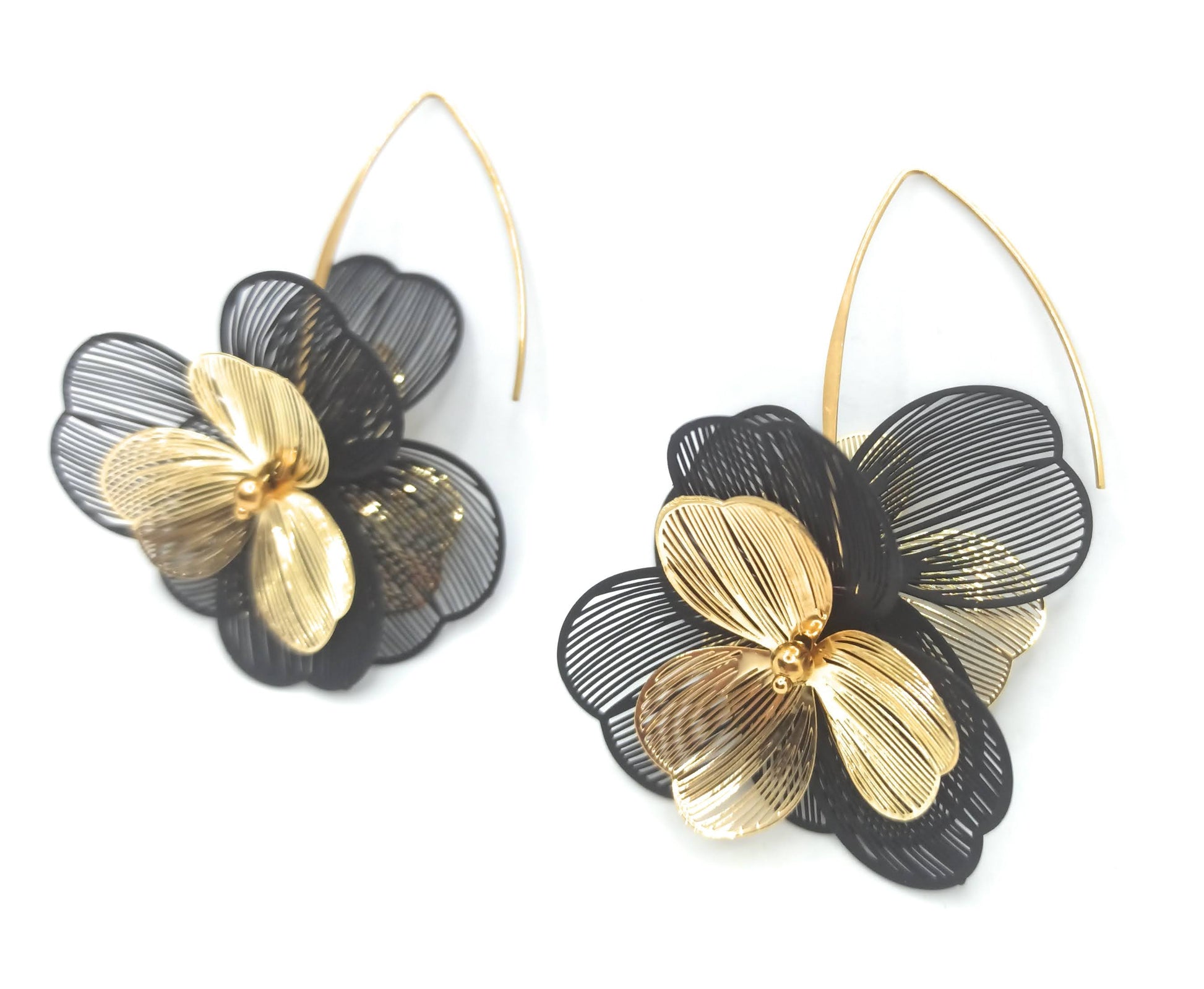 Pendientes largos dorados de acero inoxidable con flor y hojas negras, diseño moderno y elegante