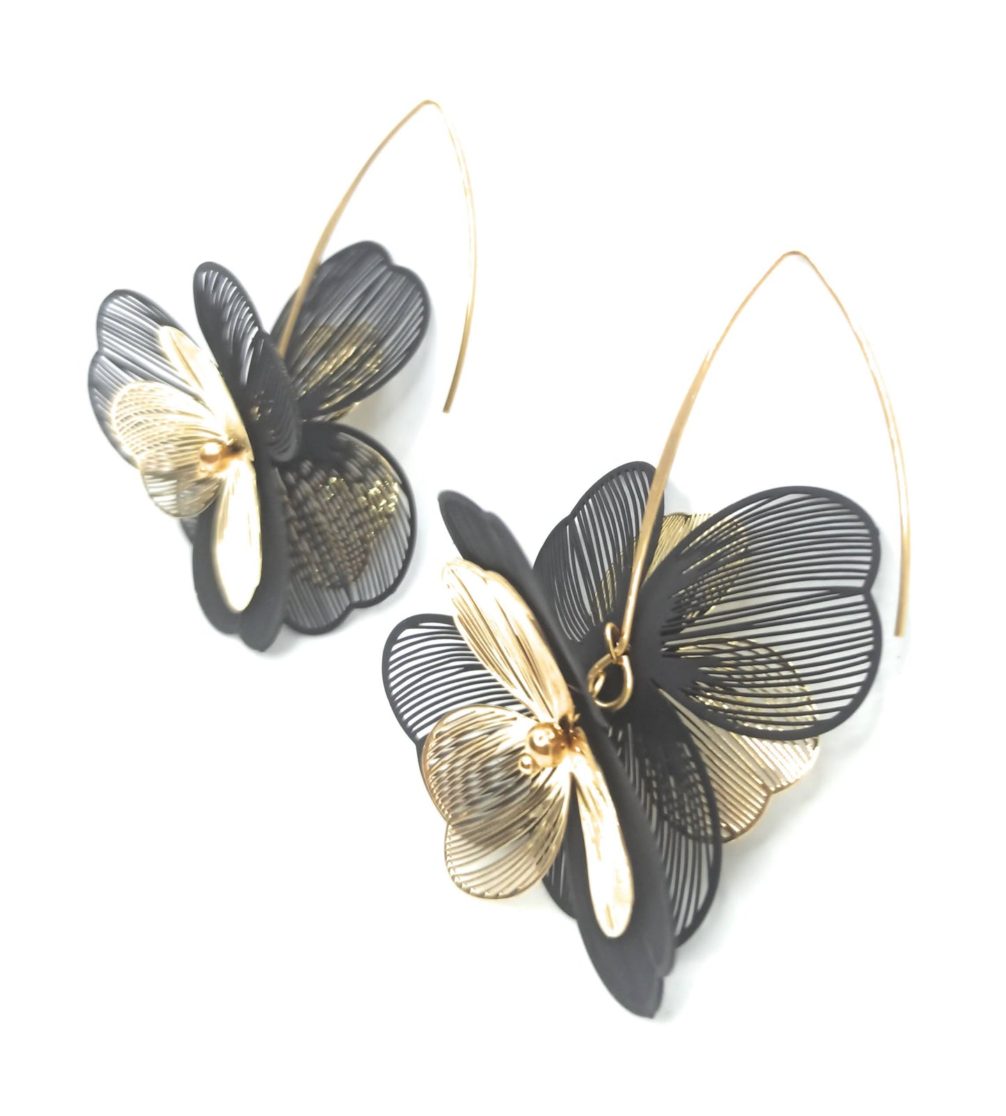 Pendientes largos dorados de acero inoxidable con flor y hojas negras, diseño moderno y elegante