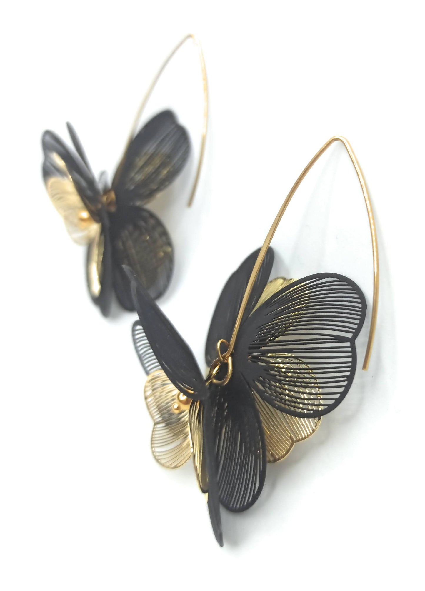 Pendientes largos dorados de acero inoxidable con flor y hojas negras, diseño moderno y elegante