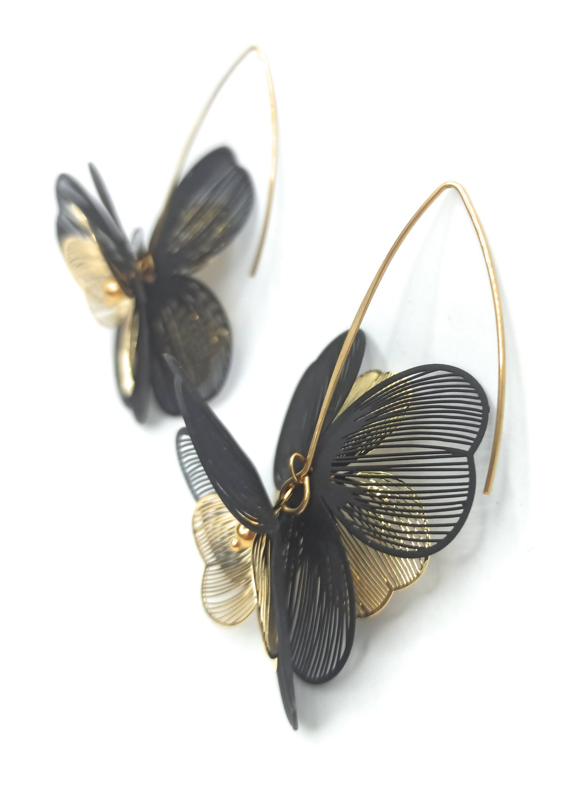 Pendientes largos dorados de acero inoxidable con flor y hojas negras, diseño moderno y elegante