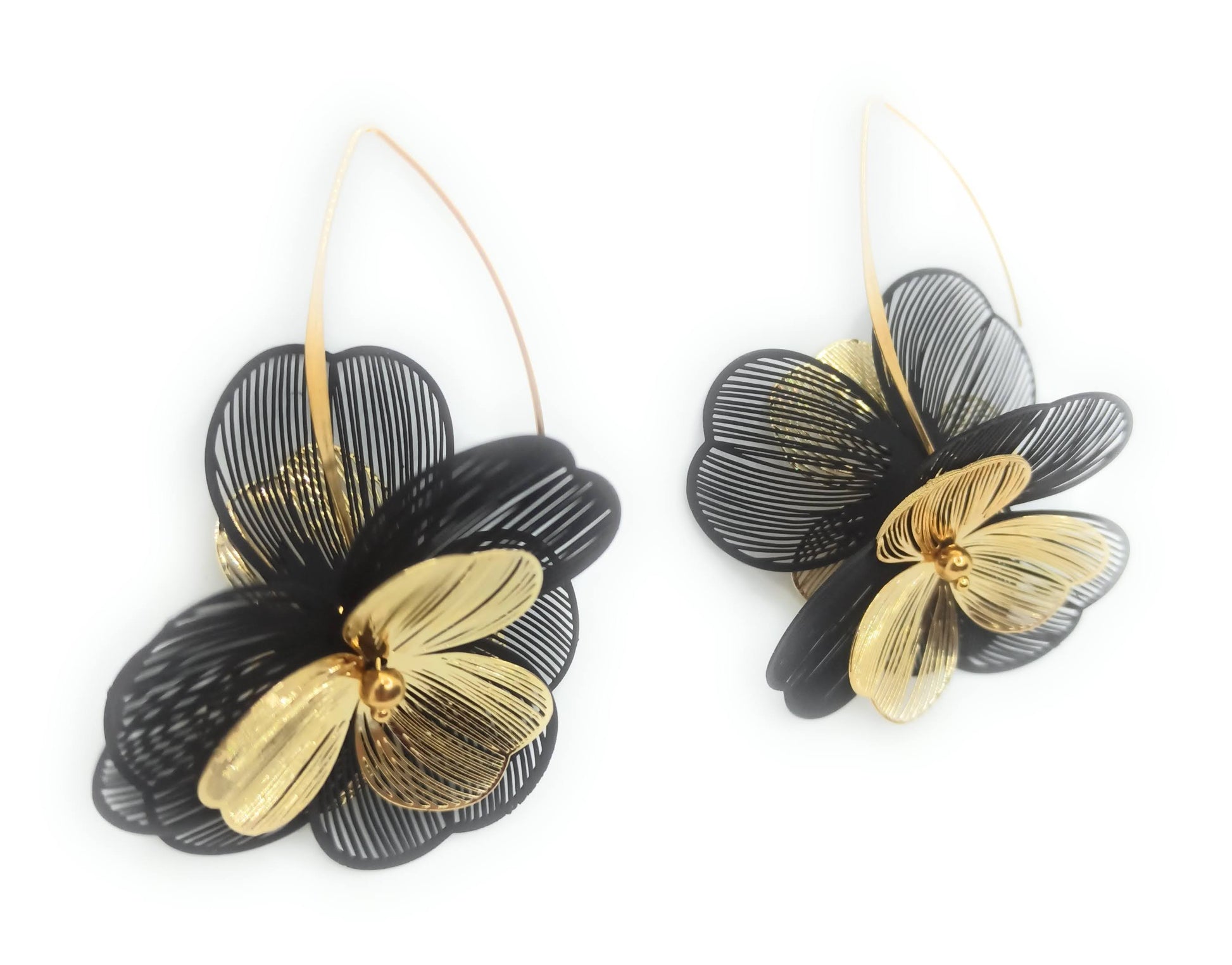 Pendientes largos dorados de acero inoxidable con flor y hojas negras, diseño moderno y elegante