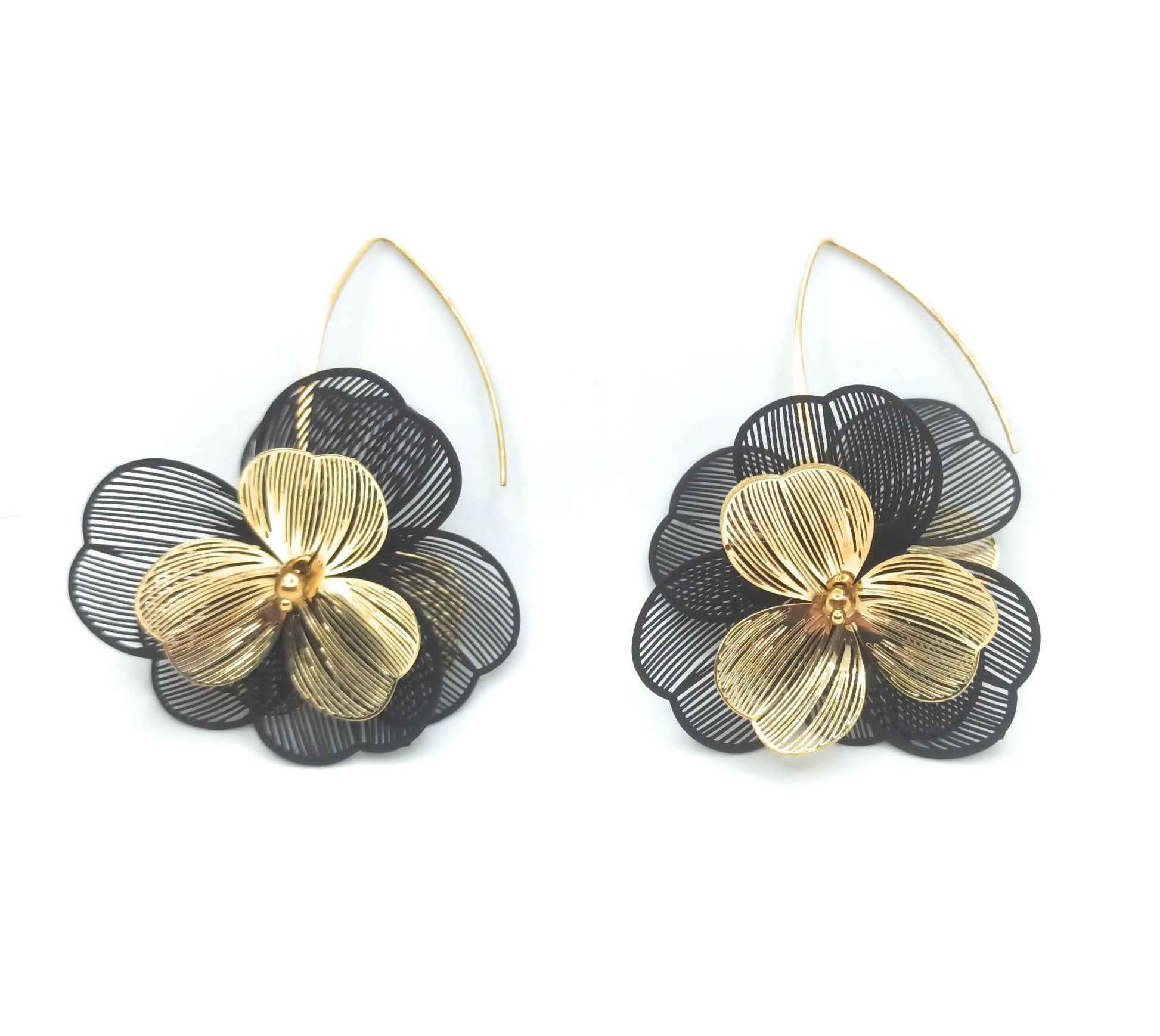 Pendientes largos dorados de acero inoxidable con flor y hojas negras, diseño moderno y elegante