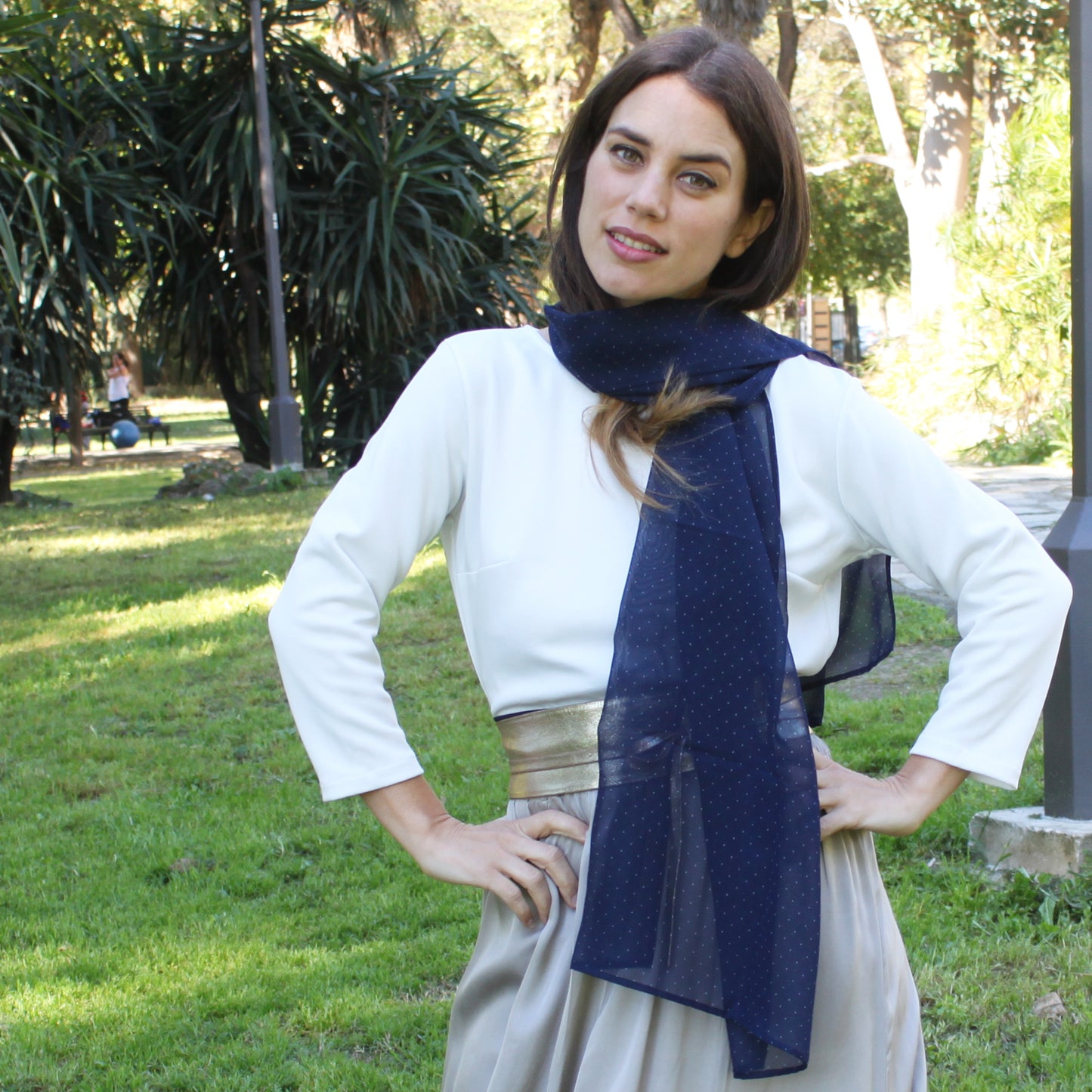 Chal de Fiesta Chifón · Azul Marino con Lunares Blancos (50x150cm)