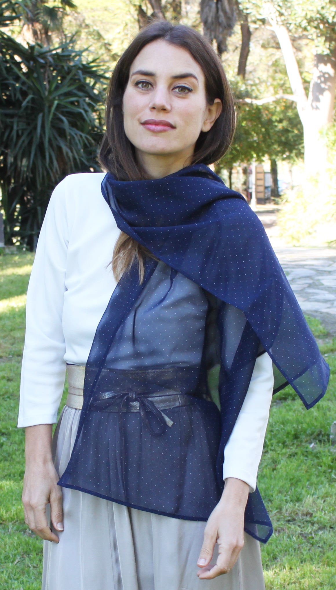 Chal de Fiesta Chifón · Azul Marino con Lunares Blancos (50x150cm)