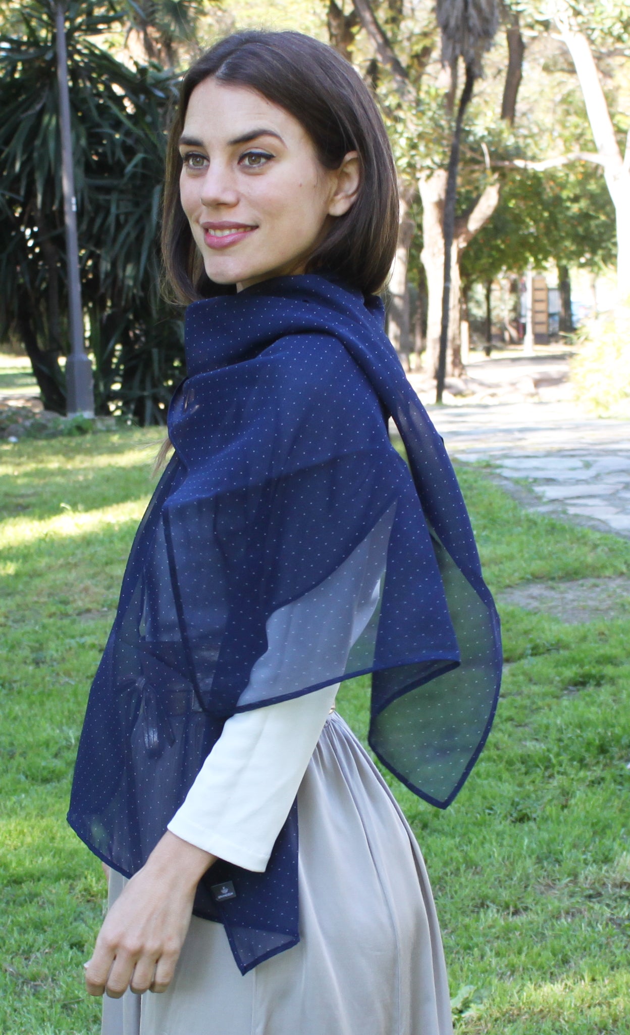 Chal de Fiesta Chifón · Azul Marino con Lunares Blancos (50x150cm)