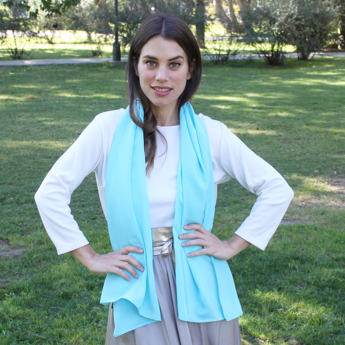 Chal de Fiesta Crepe de Seda – Elegancia Artesanal Hecha en Sevilla · Azul Claro (50x150cm)