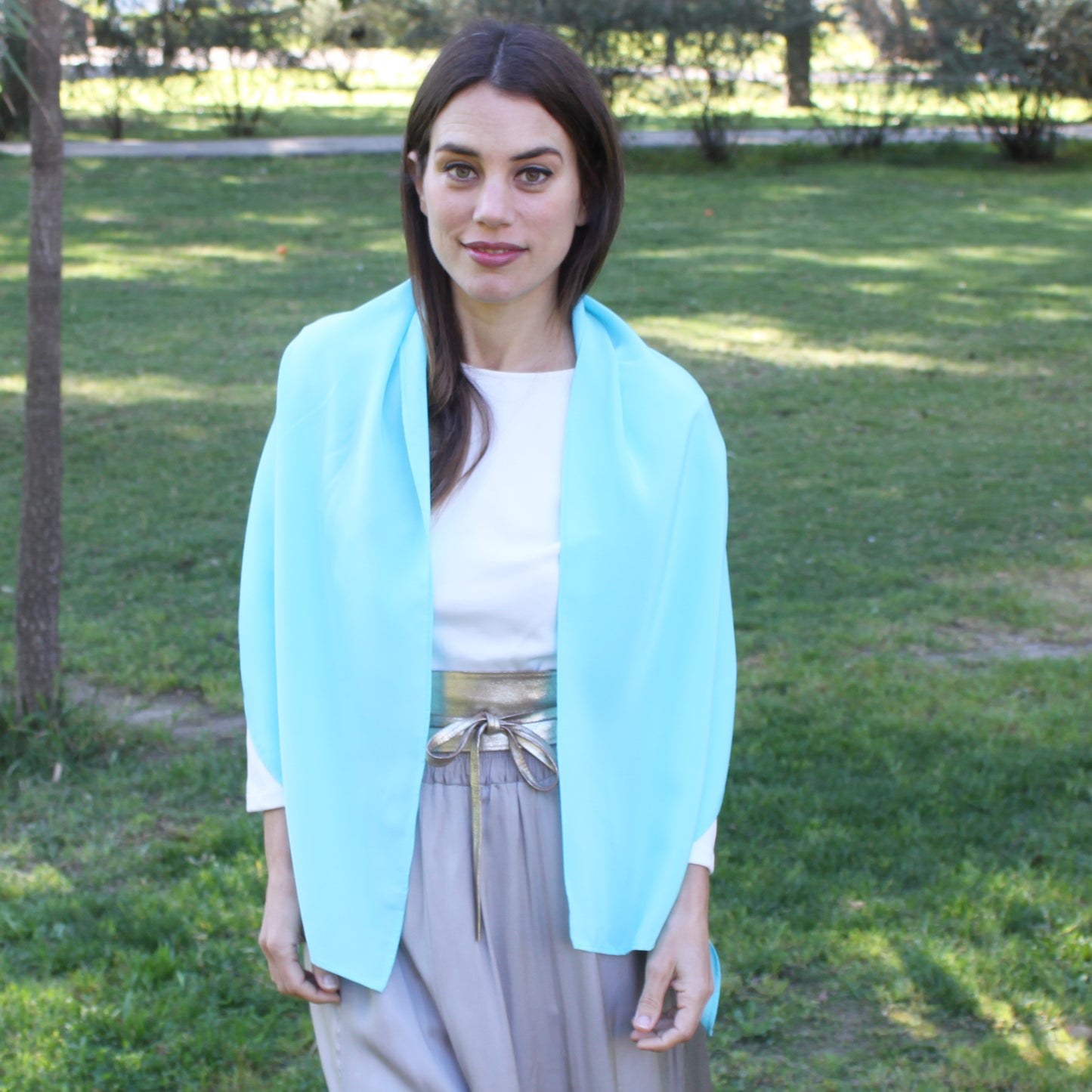 Chal de Fiesta Crepe de Seda – Elegancia Artesanal Hecha en Sevilla · Azul Claro (50x150cm)