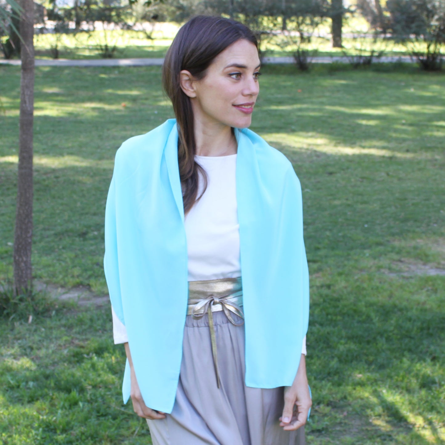 Chal de Fiesta Crepe de Seda – Elegancia Artesanal Hecha en Sevilla · Azul Claro (50x150cm)