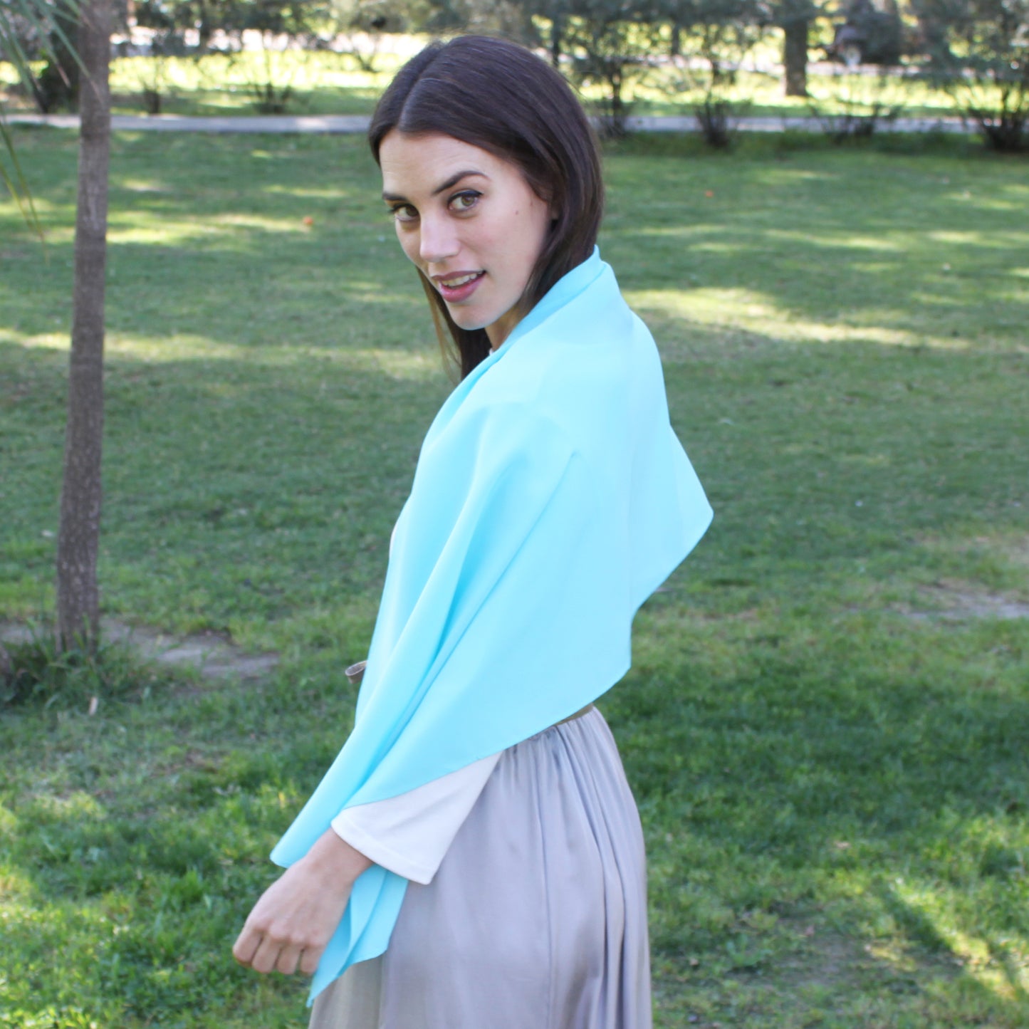 Chal de Fiesta Crepe de Seda – Elegancia Artesanal Hecha en Sevilla · Azul Claro (50x150cm)