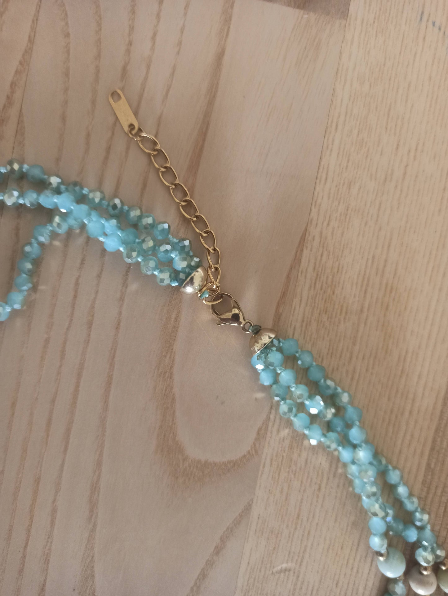 Collar Triple de Cuentas de Cristal y Piedras Semipreciosas – Exclusividad y Elegancia · Verde Agua