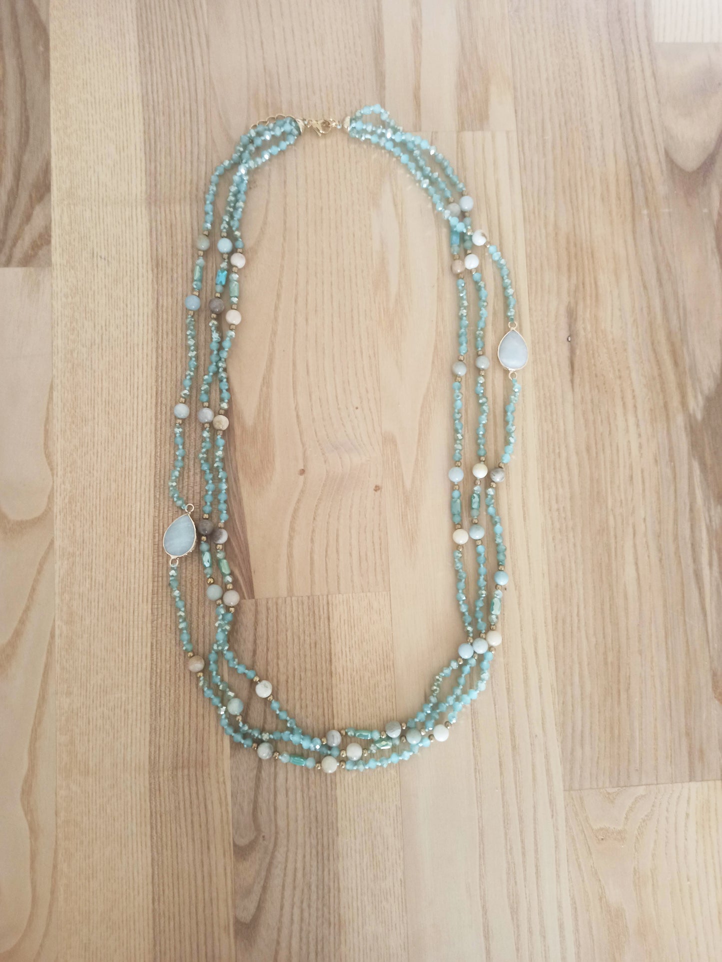 Collar Triple de Cuentas de Cristal y Piedras Semipreciosas – Exclusividad y Elegancia · Verde Agua