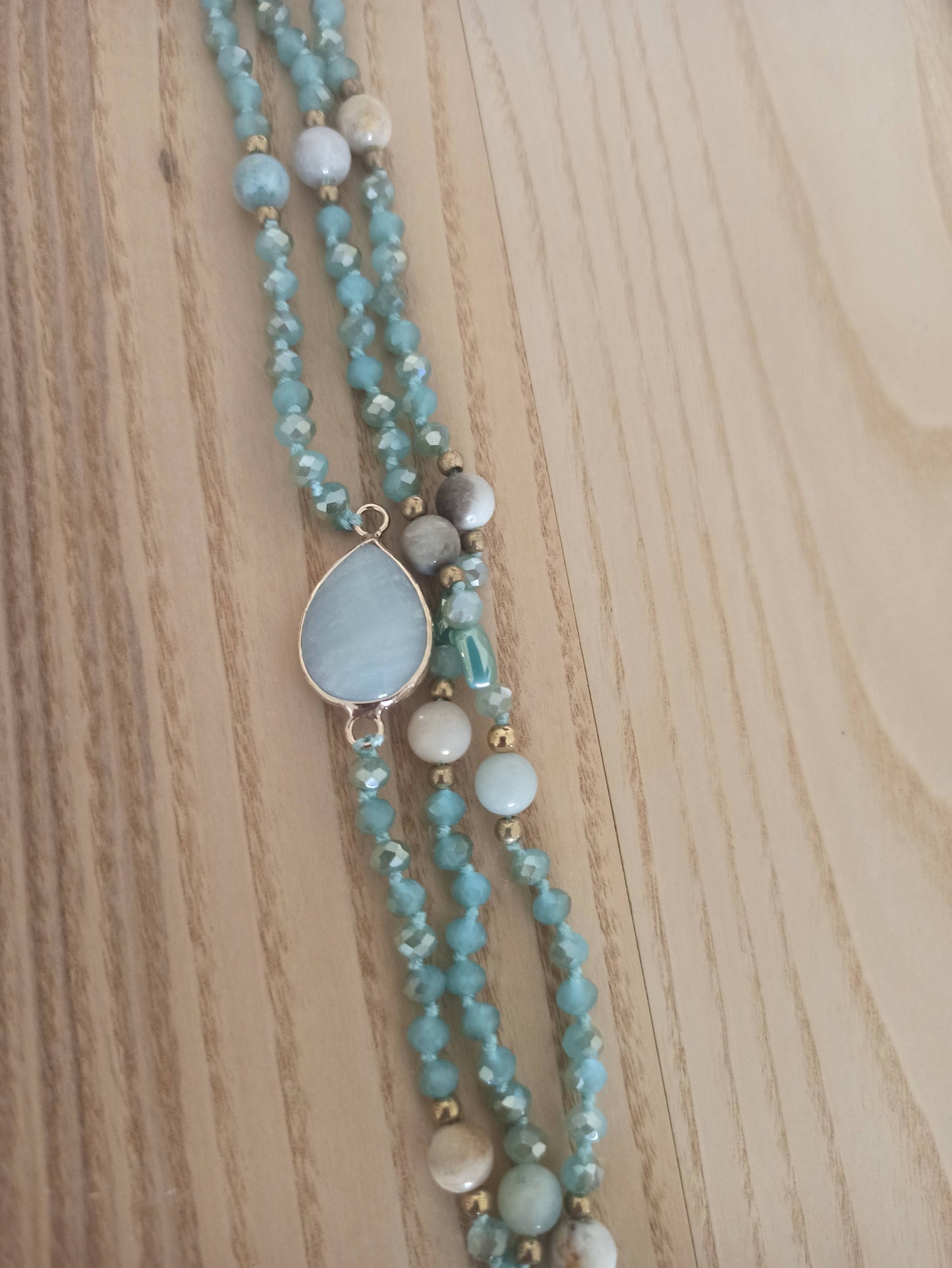 Collar Triple de Cuentas de Cristal y Piedras Semipreciosas – Exclusividad y Elegancia · Verde Agua