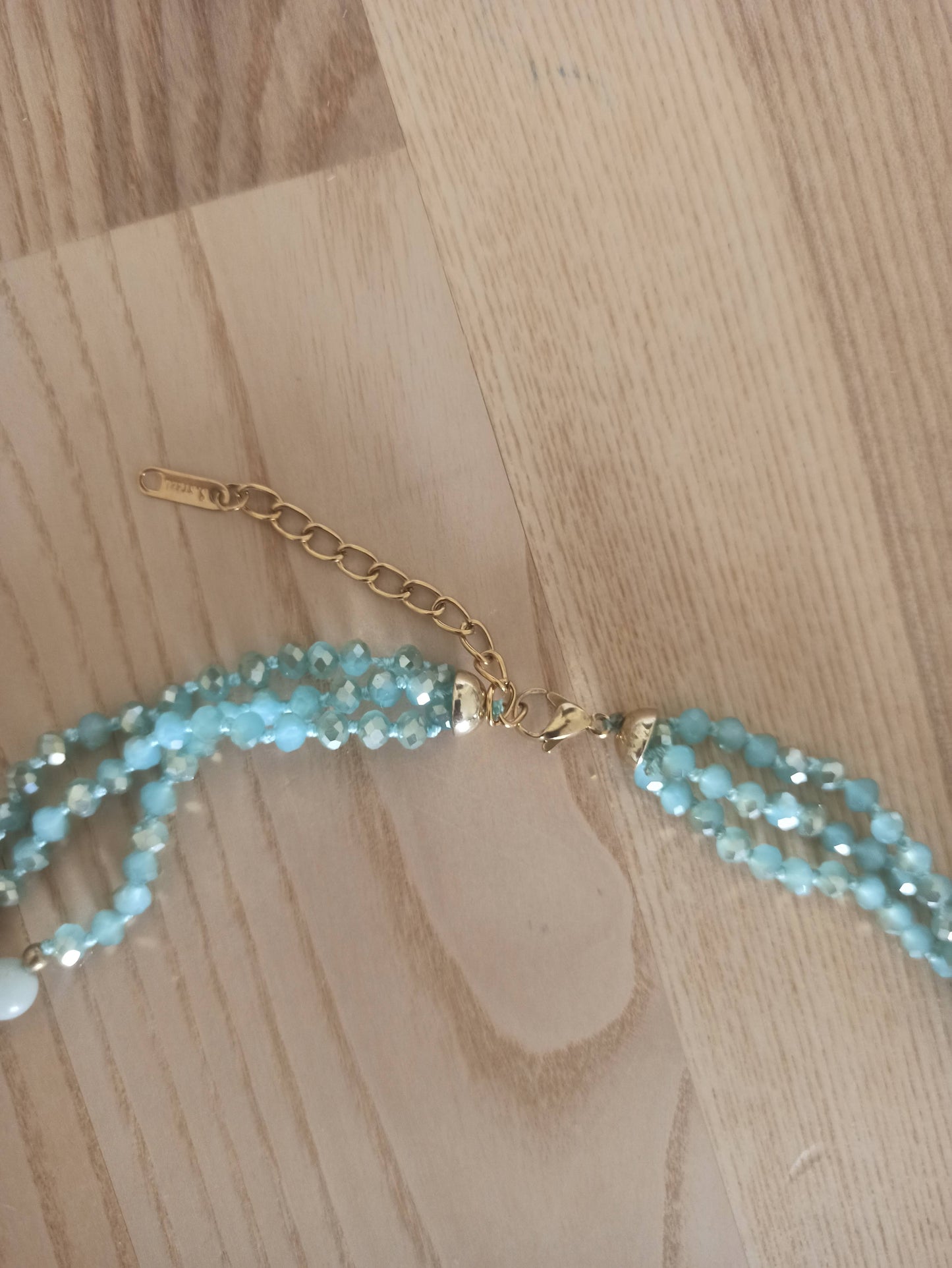 Collar Triple de Cuentas de Cristal y Piedras Semipreciosas – Exclusividad y Elegancia · Verde Agua