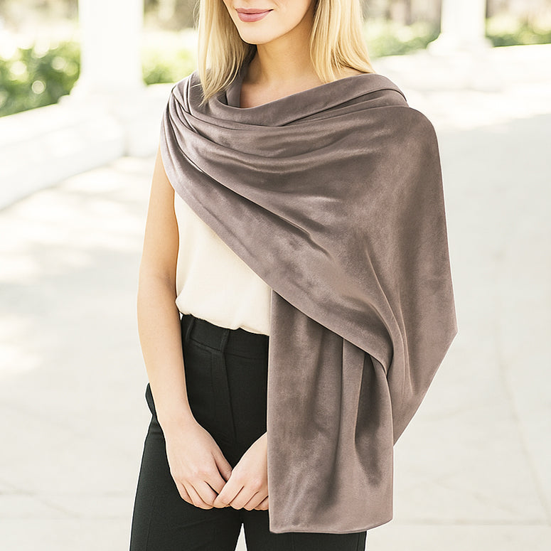 Estola de Terciopelo para Mujer – Elegancia Artesanal Hecha en Sevilla · Estola Grande Beis Dorado (50x170cm)