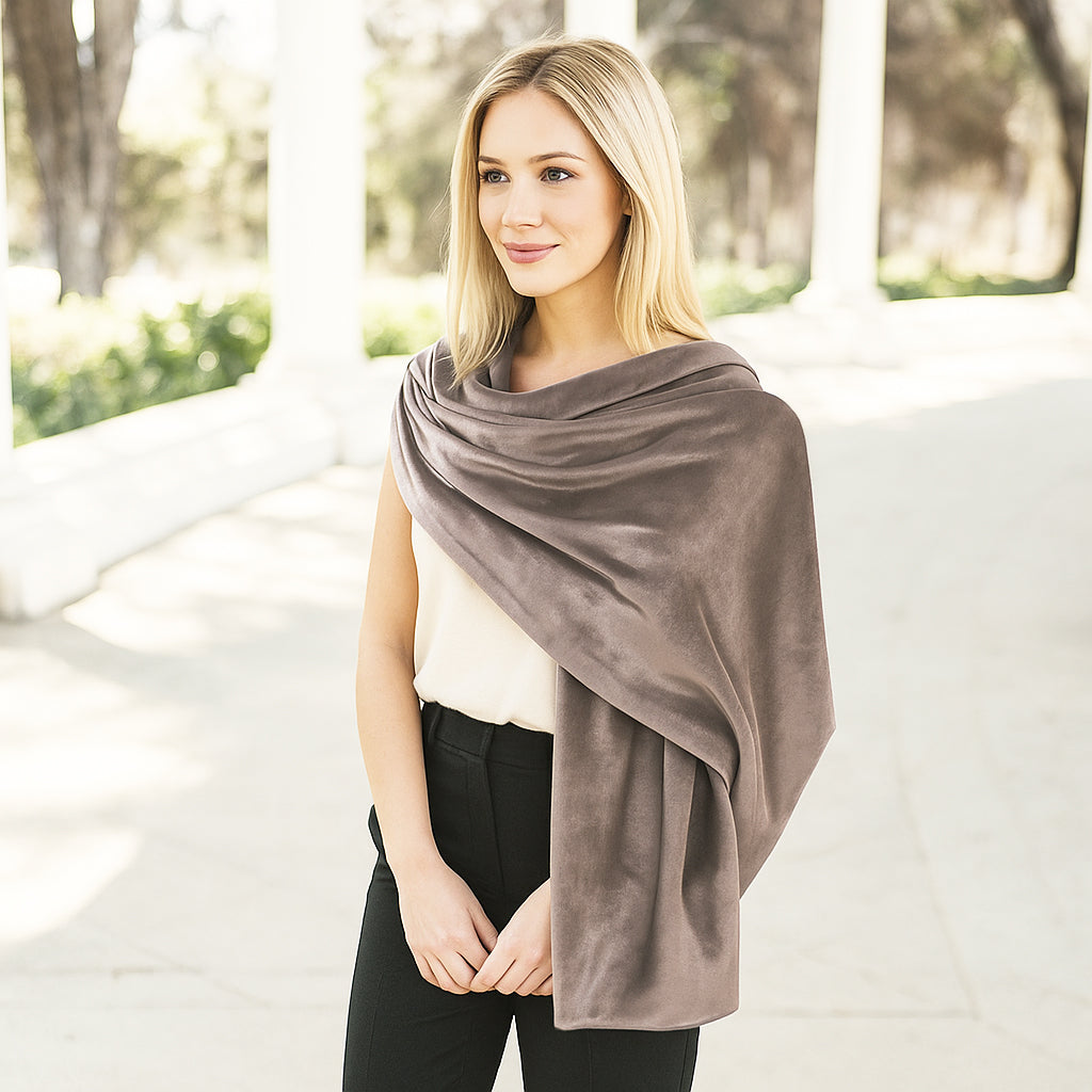 Estola de Terciopelo para Mujer – Elegancia Artesanal Hecha en Sevilla · Estola Grande Beis Dorado (50x170cm)