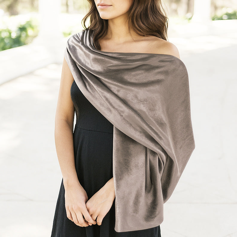 Estola de Terciopelo para Mujer – Elegancia Artesanal Hecha en Sevilla · Estola Grande Beis Dorado (50x170cm)