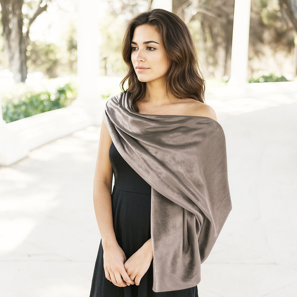 Estola de Terciopelo para Mujer – Elegancia Artesanal Hecha en Sevilla · Estola Grande Beis Dorado (50x170cm)