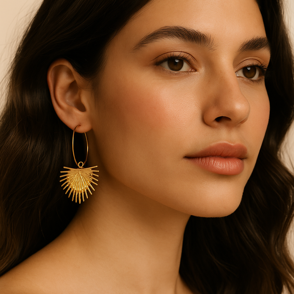 Pendientes Largos de Aro con Colgante de Hoja de Palmera Dorada · Elegantes y ligeros