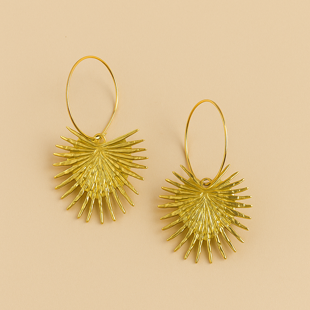 Pendientes Largos de Aro con Colgante de Hoja de Palmera Dorada · Elegantes y ligeros