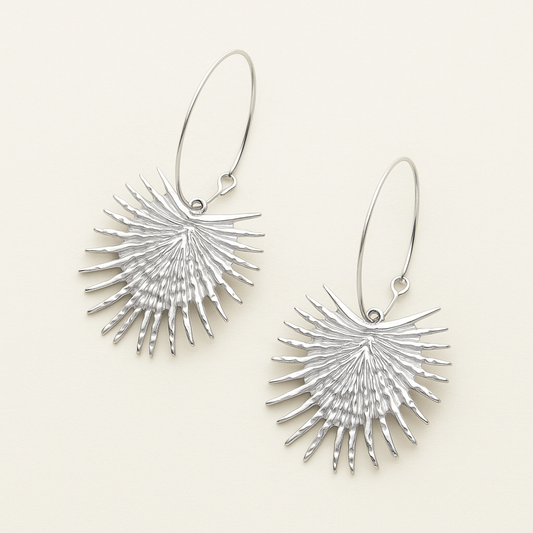 Pendientes Largos de Aro con Colgante de Hoja de Palmera Plateada · Elegantes y ligeros (Copia)