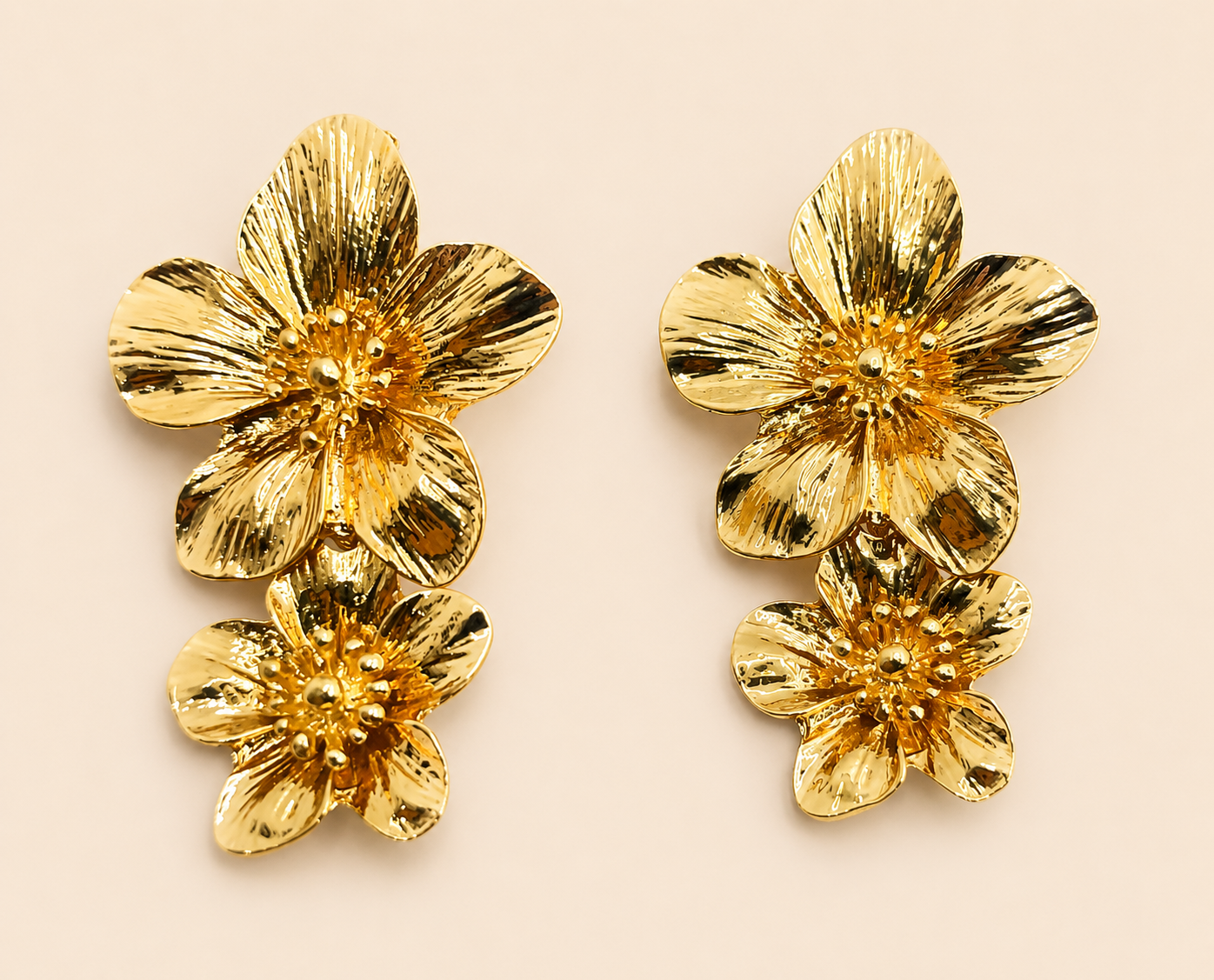 Pendientes Largos Dorados · Doble Flor Oro Brillo