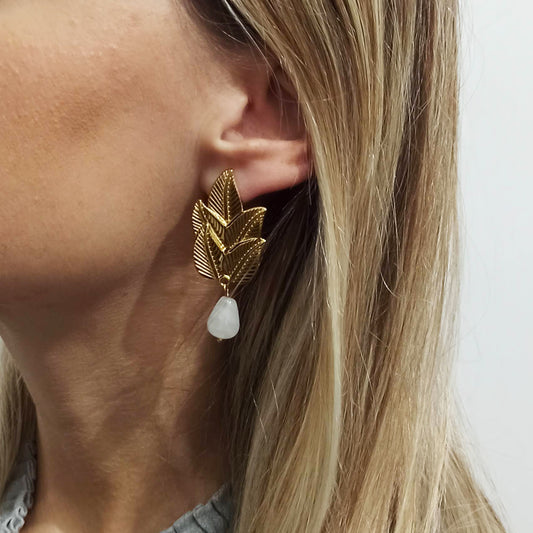 Pendientes Oro Hojas Doradas con Piedra Semipreciosa · Cuarzo Blanco (única unidad!)