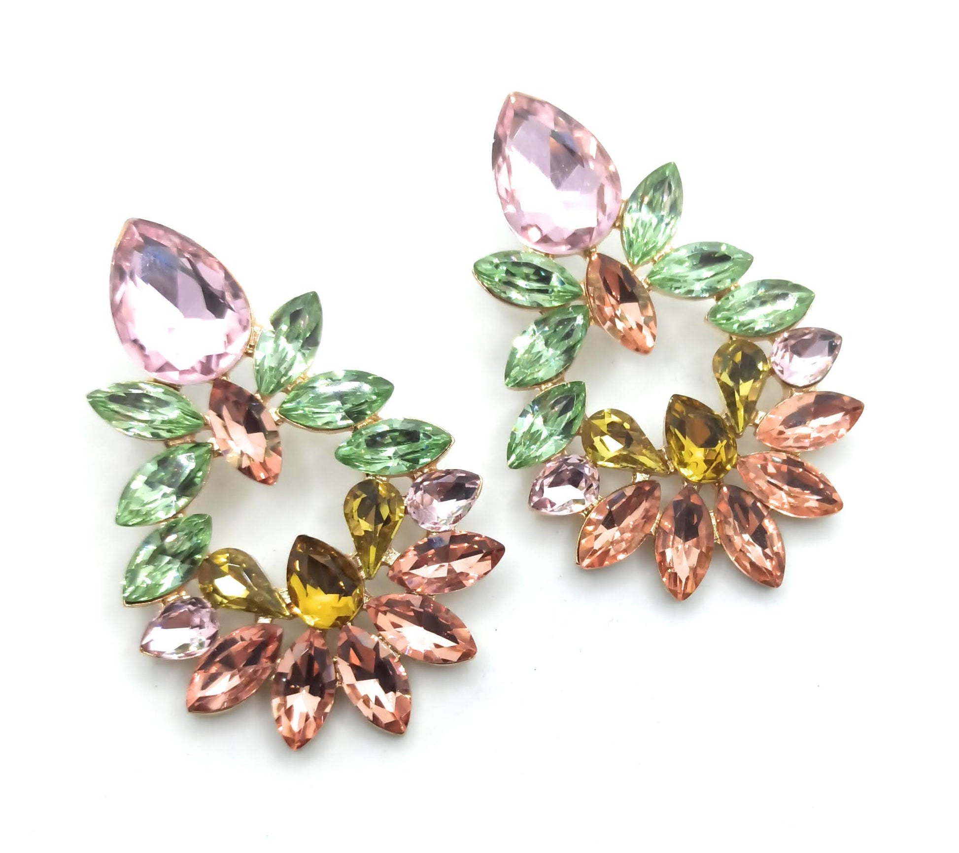 pendientes grandes de cristales facetados, brillantes y coloridos, ideales para bodas, fiestas o comuniones.