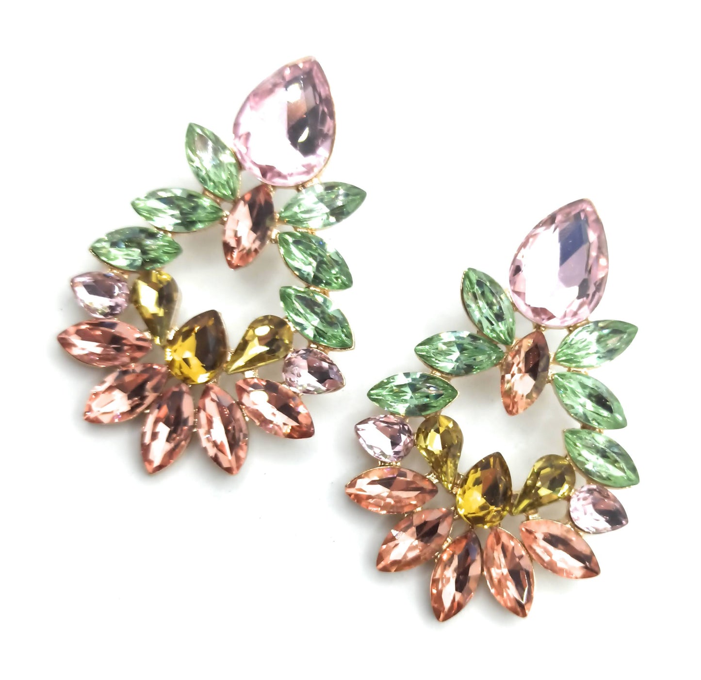 pendientes grandes de cristales facetados, brillantes y coloridos, ideales para bodas, fiestas o comuniones.